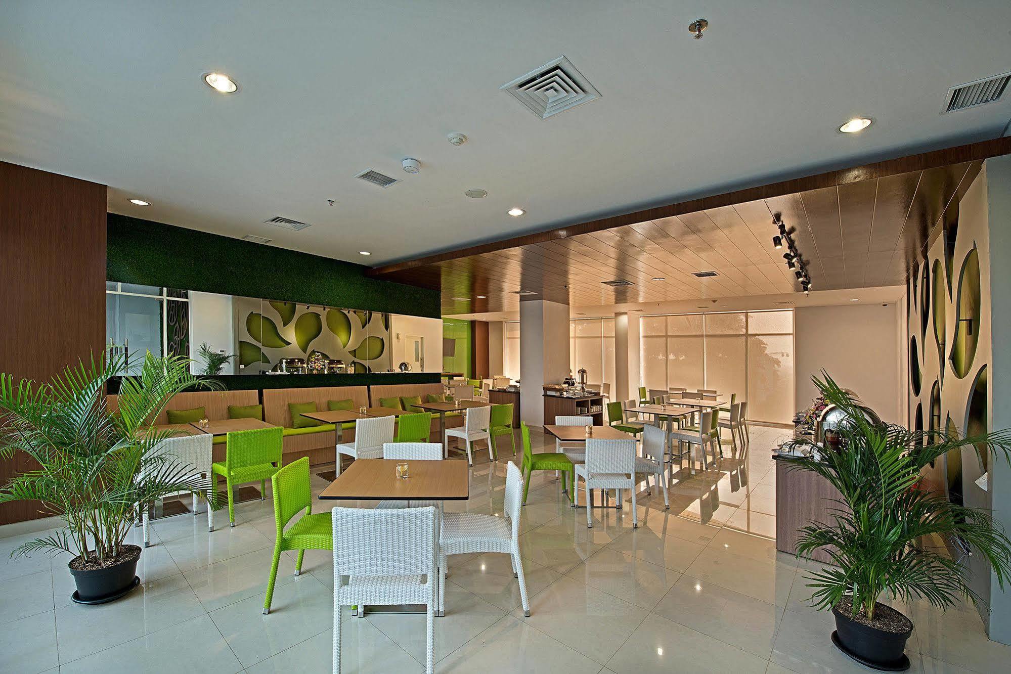 Whiz Prime Hotel Pajajaran Богор Екстериор снимка
