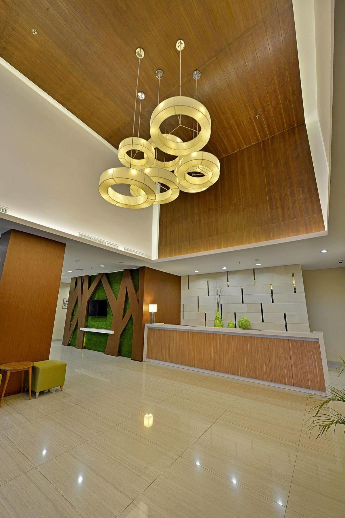 Whiz Prime Hotel Pajajaran Богор Екстериор снимка